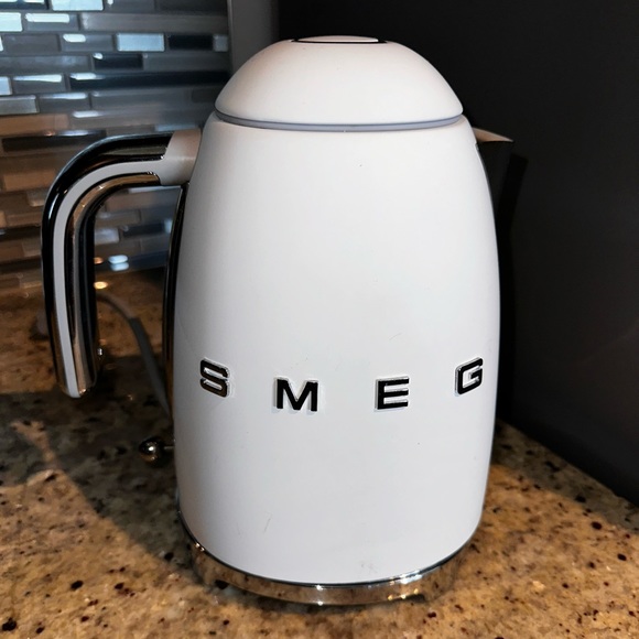 Smeg Kitchen Smeg Matte White Electric Kettle Minor Scratches